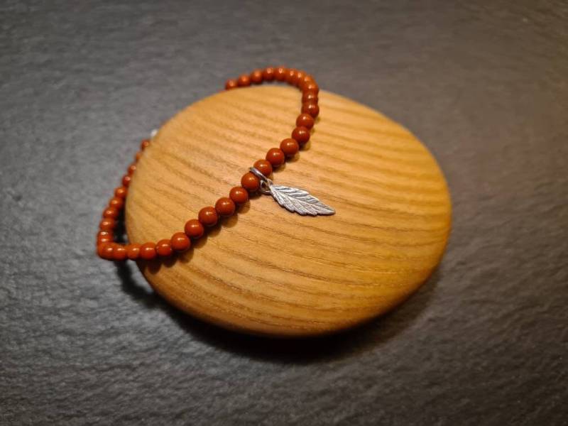 Rotes Jaspisperlenarmband Und Silbernes Hanfblatt von OzalieCreations
