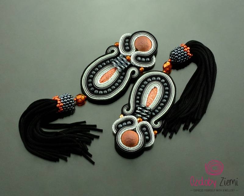Boho Lange Schwarz Orange Quastenohrringe, Graue Soutache Ohrringe, Schwarz Gebrannte Orange Fransen Ohrringe von OzdobyZiemi