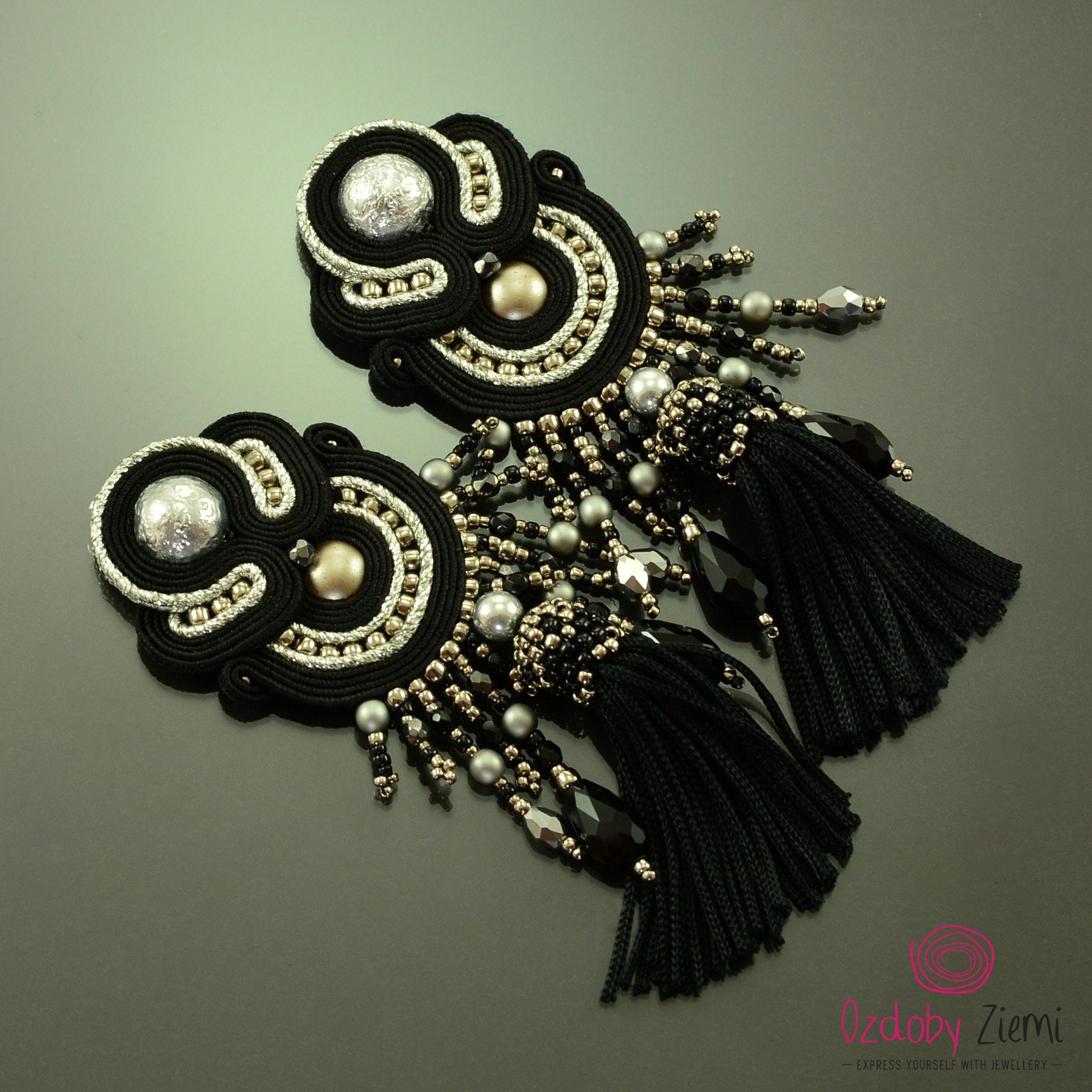 Soutache Ohrringe, Lange Schwarze Silber Quastenohrringe, Große Baumeln Luxus Kronleuchter Boho Quasten Ohrringe von OzdobyZiemi