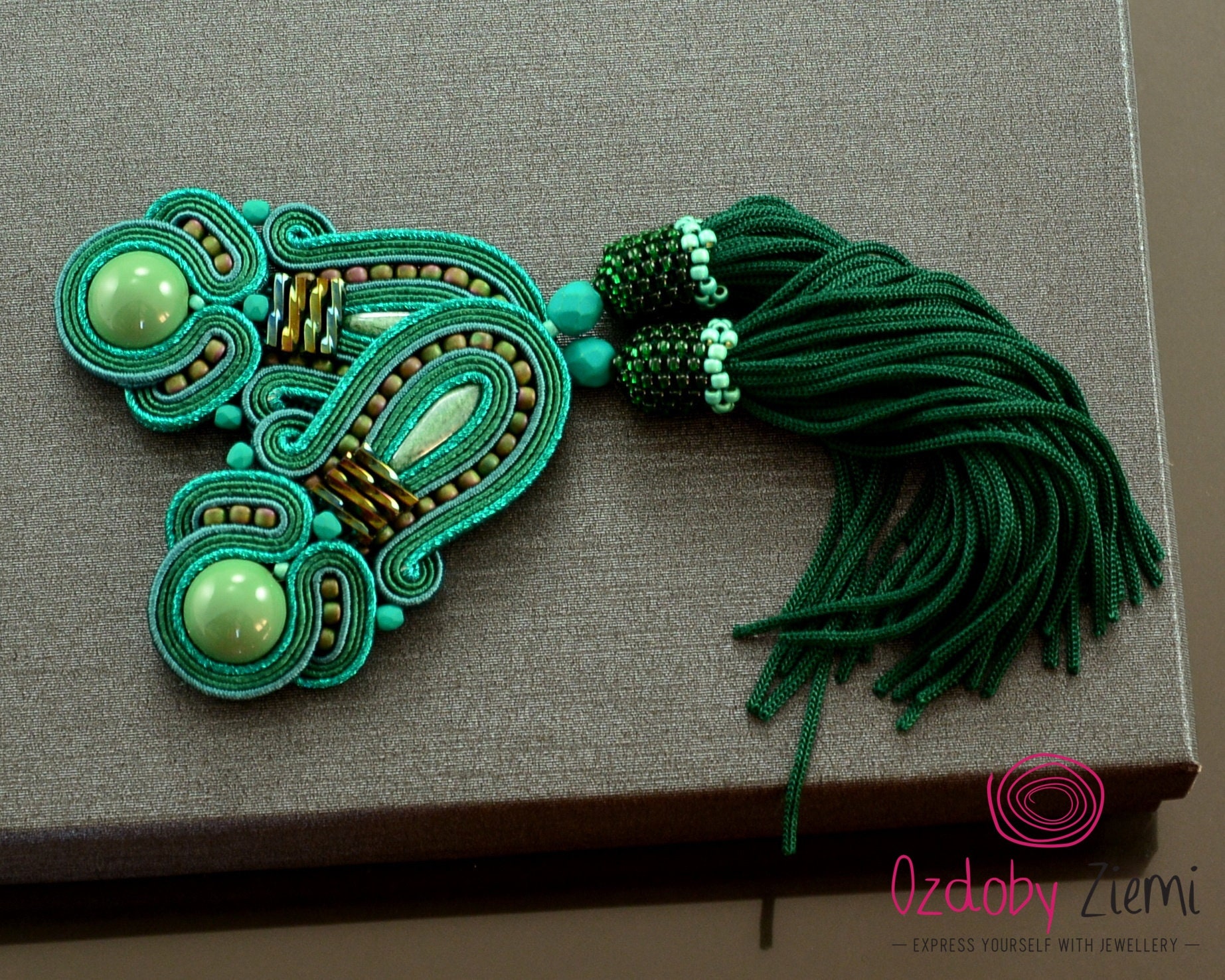 Valentinstag Geschenk, Grüne Soutache Ohrringe, Lange Boho Smaragdgrüne Quasten Große Gipsy Baumeln Ohrringe von OzdobyZiemi