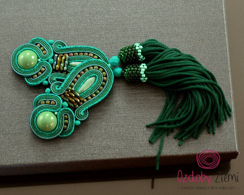 Valentinstag Geschenk, Grüne Soutache Ohrringe, Lange Boho Smaragdgrüne Quasten Große Gipsy Baumeln Ohrringe von OzdobyZiemi