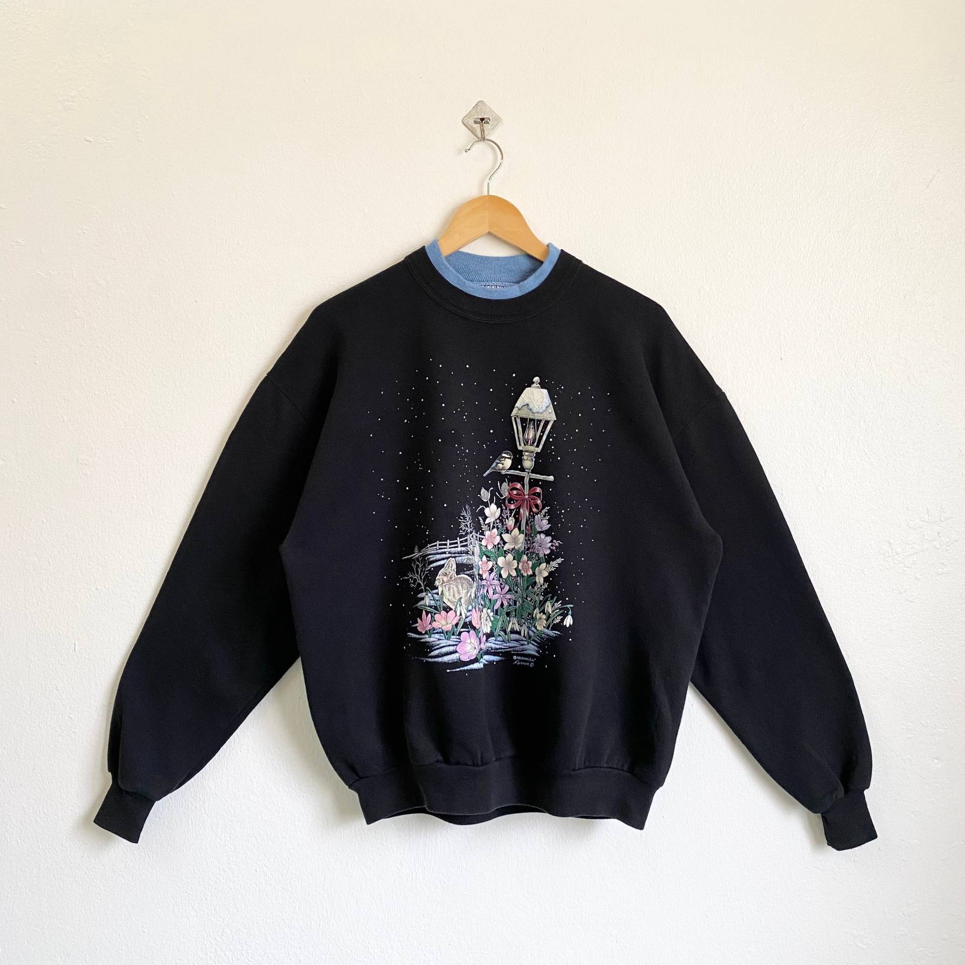 90Er Jahre Morgen Sonne Vögel Hase Crewneck Sweatshirt Print Logo Schwarz Farbe Herren Xl 90Er Jahre Morgen Sonne Vögel Hase Crewneck Sweatshirt Print Logo Schwarz Farbe Herren Xl von OzzyVintageShop