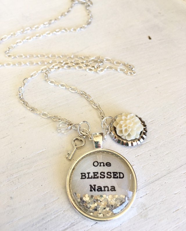 "Nana/Oma Halskette Personalisierte Nana "One Blessed Nana" Weihnachtsgeschenk Muttertagsschmuck." von P3personalizedjewlry