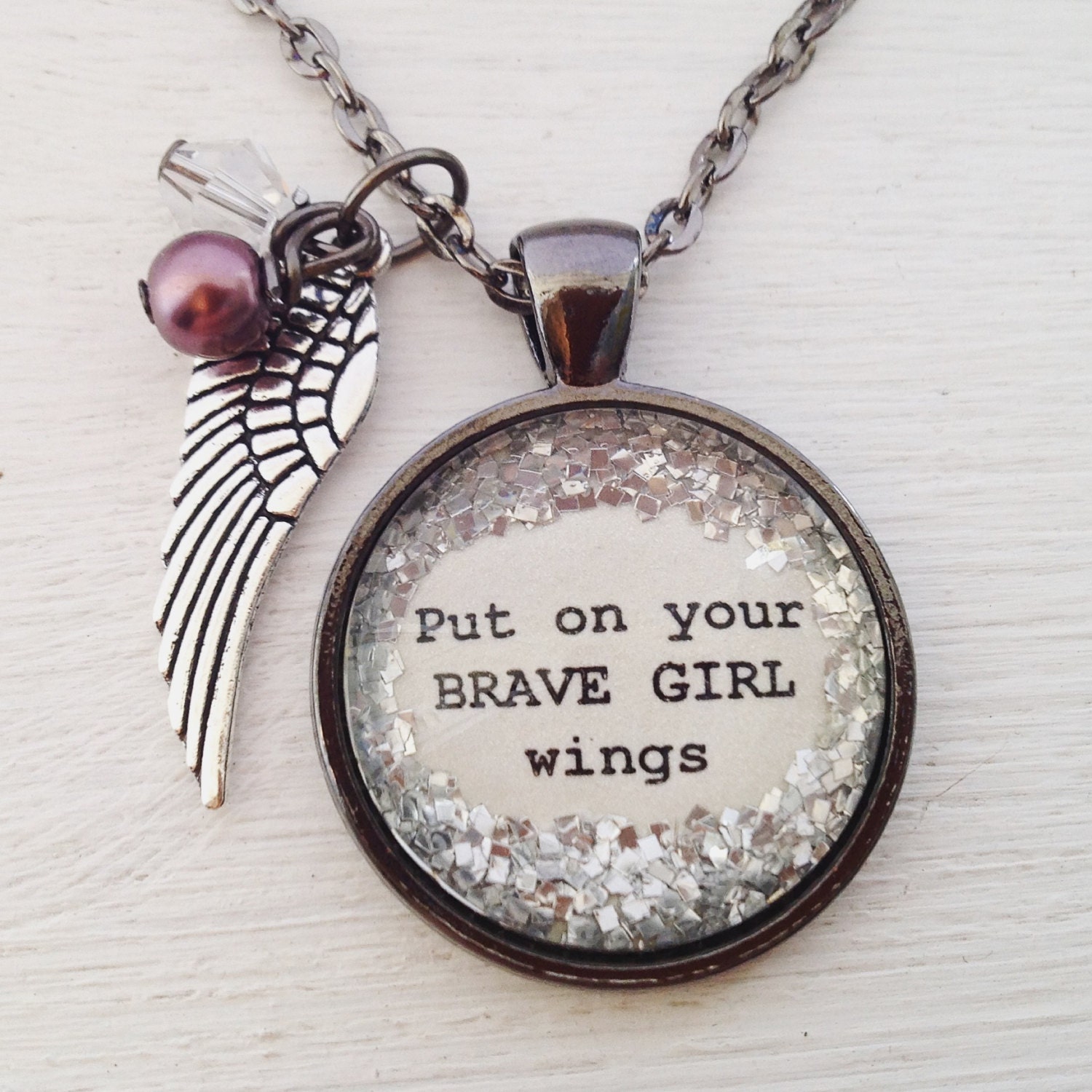Setzen Sie Auf Ihre Brave Girl Flügel Halskette, Charme, Inspirational Schmuck von P3personalizedjewlry