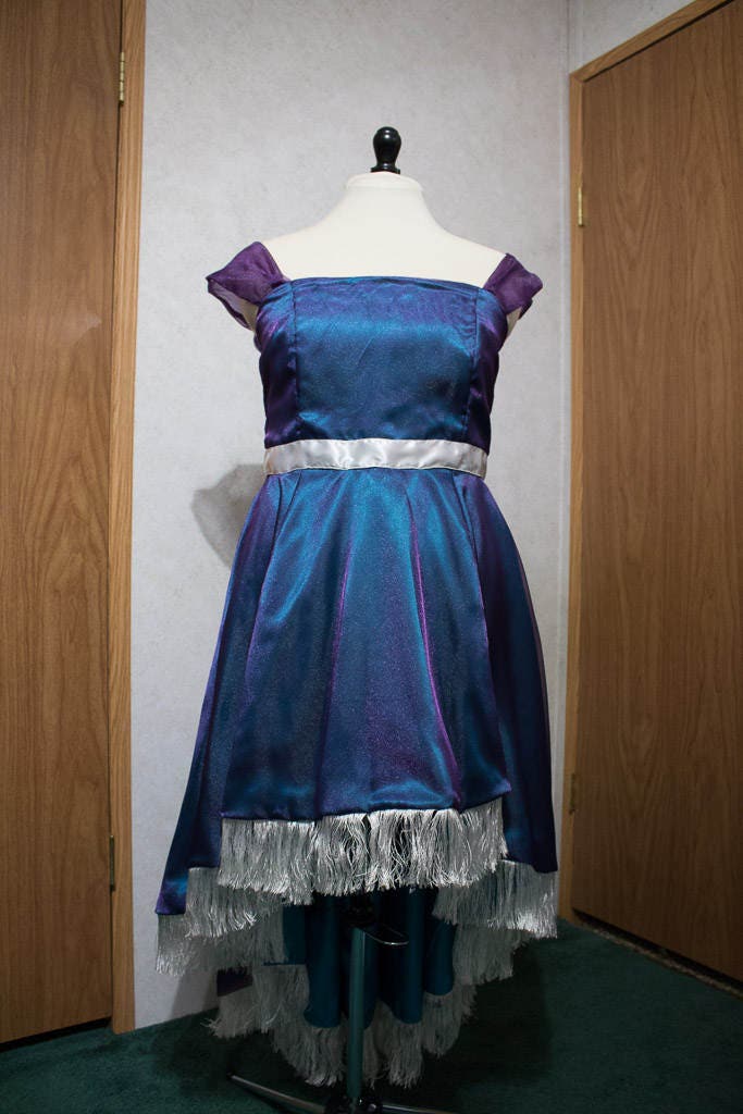 Blau-Lila High-Low Kleid Mit Off-Shoulder Ärmeln Blau-Lila High-Low Kleid Mit Off-Shoulder Ärmeln von PACraftyFoxBoutique