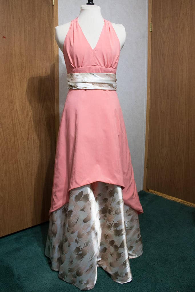 Pinkes High-Low Neckholder Kleid Mit Feder Print Akzente - Abendkleid Federkleid Einzelstück Einzigartig Heimkehr Pinkes High-Low Neckholder Kleid Mit Feder Print Akzente - Abendkleid Federkleid Einzelstück Einzigartig Heimkehr von PACraftyFoxBoutique