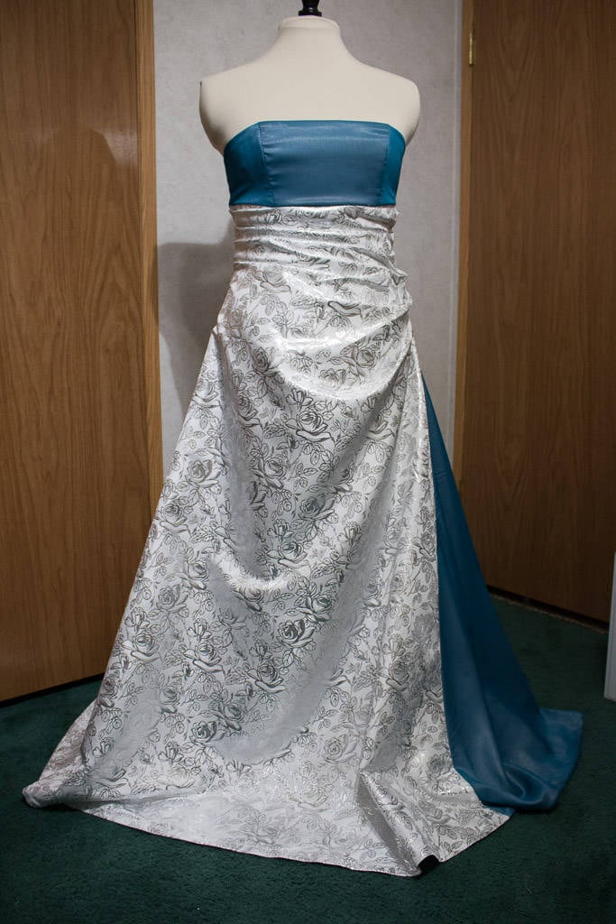 Weiß Und Silber Rosendruck-Trägerloses Kleid Mit Blauen Akzenten Korsett-Schnürung - Hochzeitskleid Blaues Korsettkleid Weiß Und Silber Rosendruck-Trägerloses Kleid Mit Blauen Akzenten Korsett-Schnürung - Hochzeitskleid Blaues Korsettkleid von PACraftyFoxBoutique
