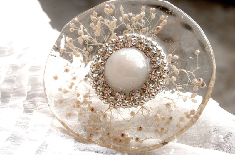 Großer Harz Ring, Echte Blumen Einzigartiger Schmuck, Cocktail Geschenk, Extravaganter Karneval Pagane von PAGANEuniques