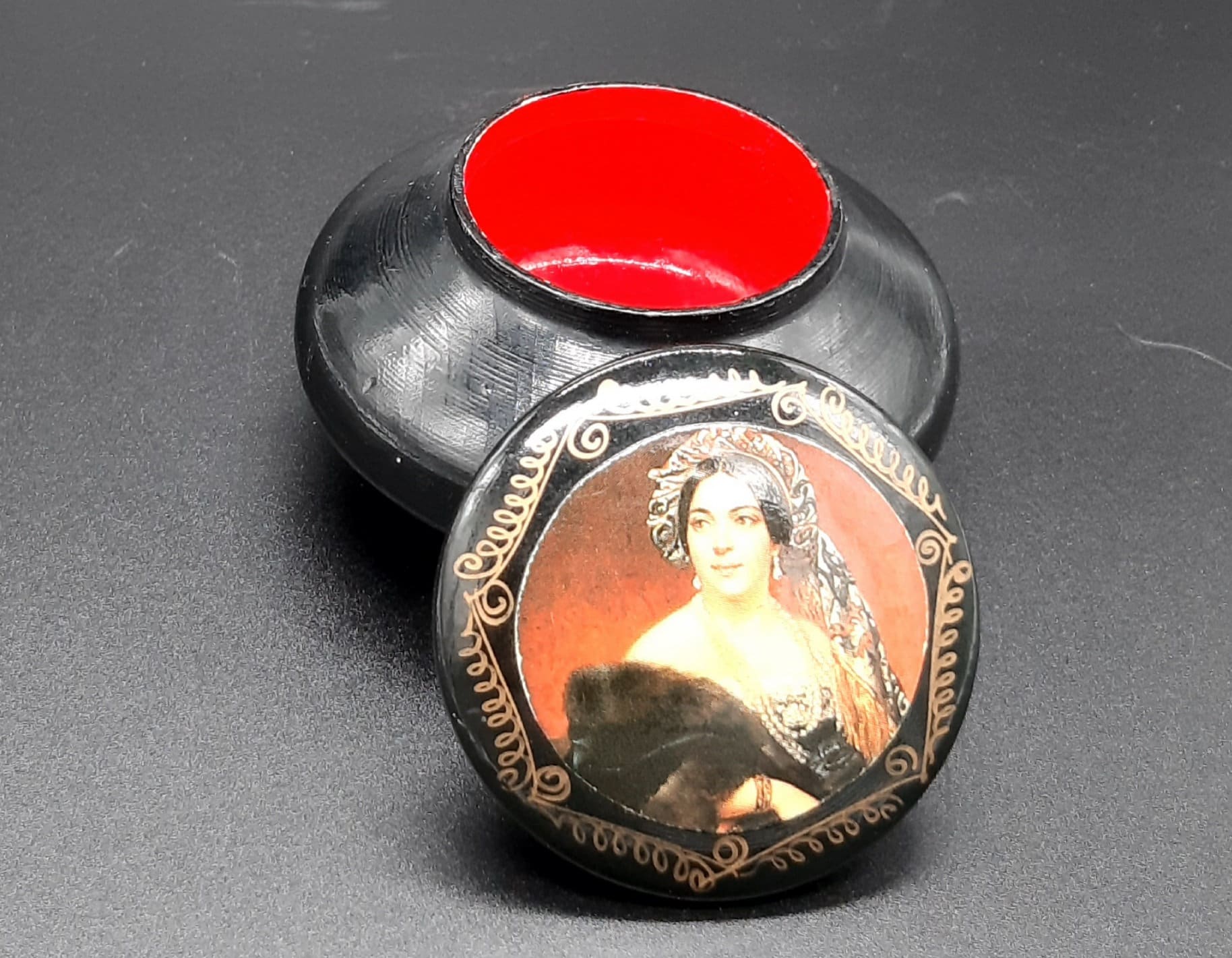 Lack-Döschen Aus Russland/Handbemalt/Zauberhaftes Motiv/Kunsthandwerk Osteuropa von PALAISdesMYSTERES