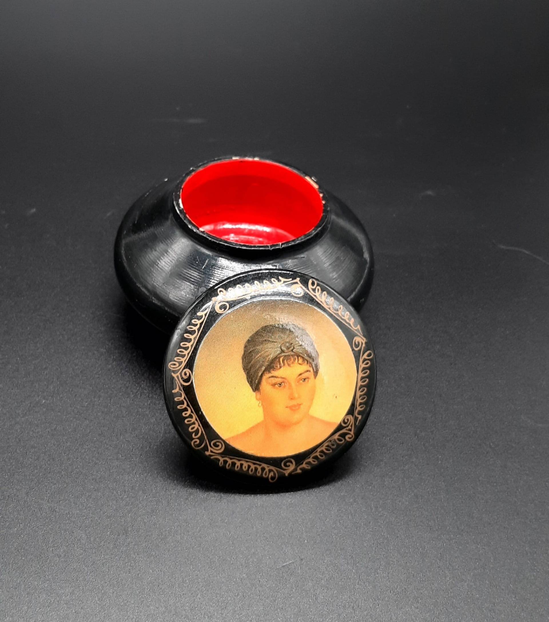 Lack-Dose Aus Russland/Handbemalt/Zauberhaftes Motiv/Kunsthandwerk Osteuropa von PALAISdesMYSTERES