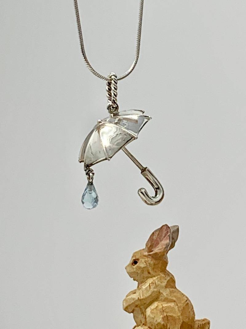 Regenschirm Anhänger-3D Halskette Mit Hellblauem Aquamarin Facettiertem Briolette Stein - Regnendem Tropfen Anhänger von PAMANOVA