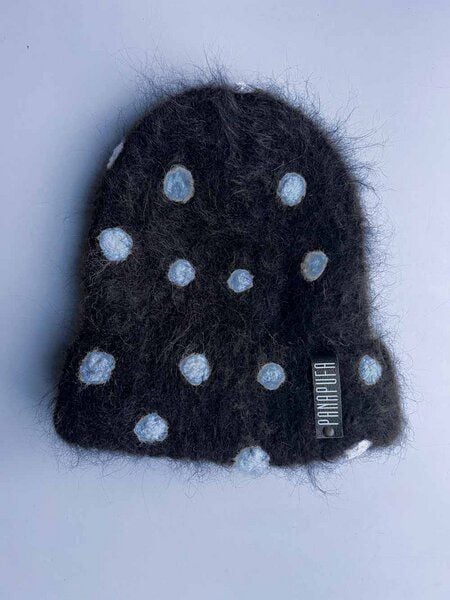 PANAPUFA Gepunktete Mütze aus Mohair und Alpaka von PANAPUFA