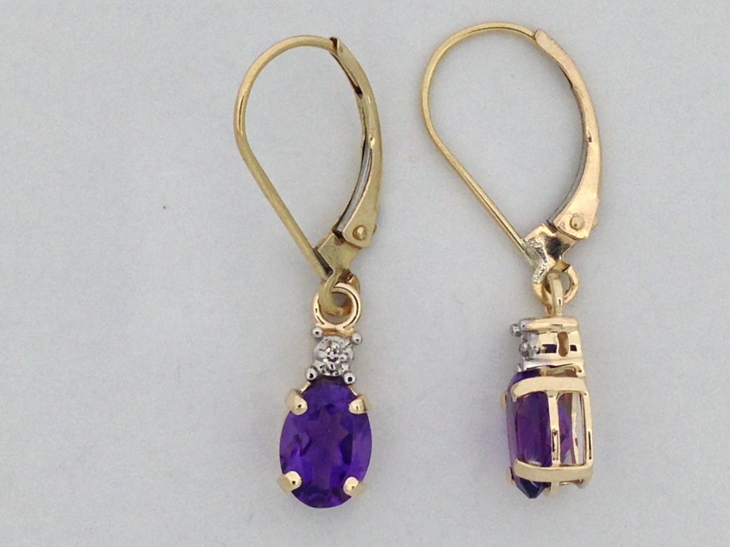 Natürlicher Amethyst Mit Natürlichen Diamant Ohrringe Aus 14Kt Gelbgold von PANOHA