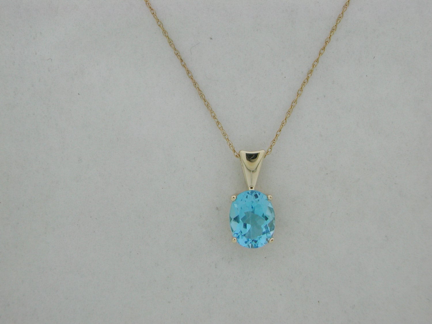 Natürlicher Blautopas Anhänger Aus 14Kt Gelbgold von PANOHA