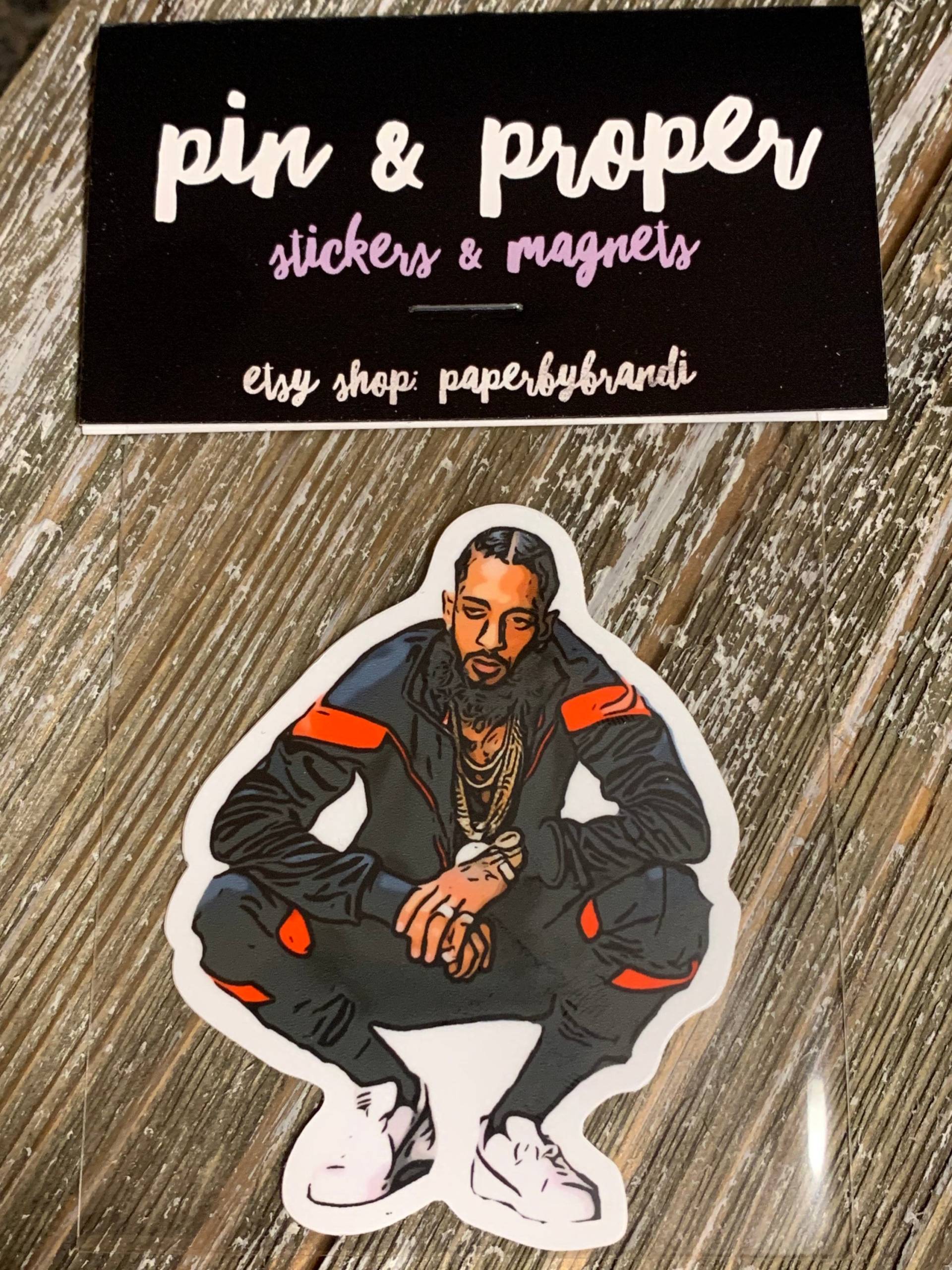 Nipsey Sticker - Schwarz/Rot Ii von PAPERbyBrandi