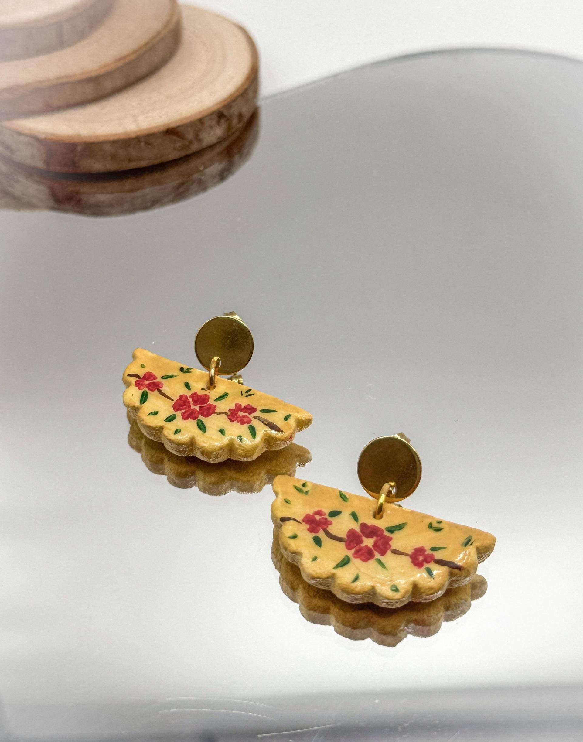 Handbemalte Ohrringe Aus Pappmaché-Blüten Leichte Rote Blütentropfen von PAPIRAhandmade