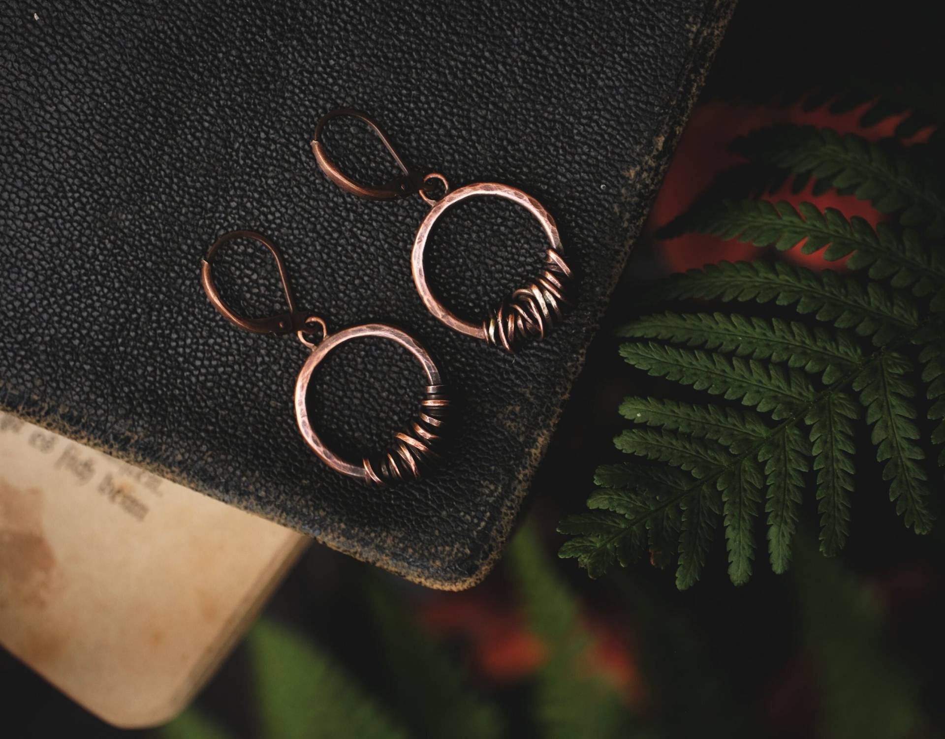 Hängeohrringe Aus Kupfer Mit Draht Detail Wikinger Schmuck Rustikal Paar Hängeohrringe Aus Kupfer Mit Draht Detail Wikinger Schmuck Rustikal Paar von PARAFYNE