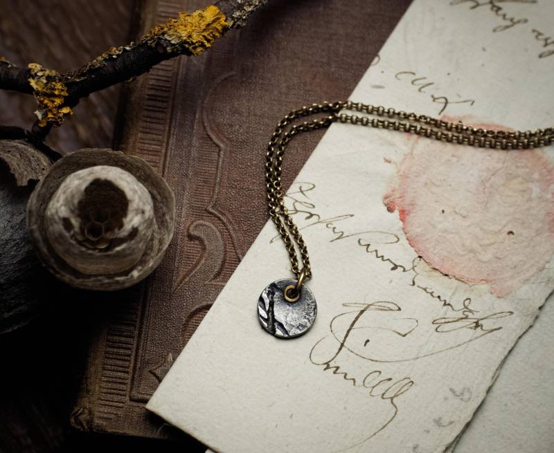 Handgefertigter Anhänger Aus Retikuliertem Silber Mit Messingdetail Rustikal & Modern von PARAFYNE