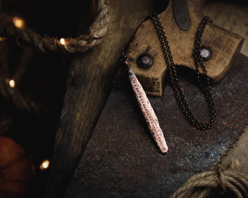 Handgeschmiedeter Kupferanhänger Keltisch Inspiriert Rustikales Design Unisex Schmuckstück von PARAFYNE