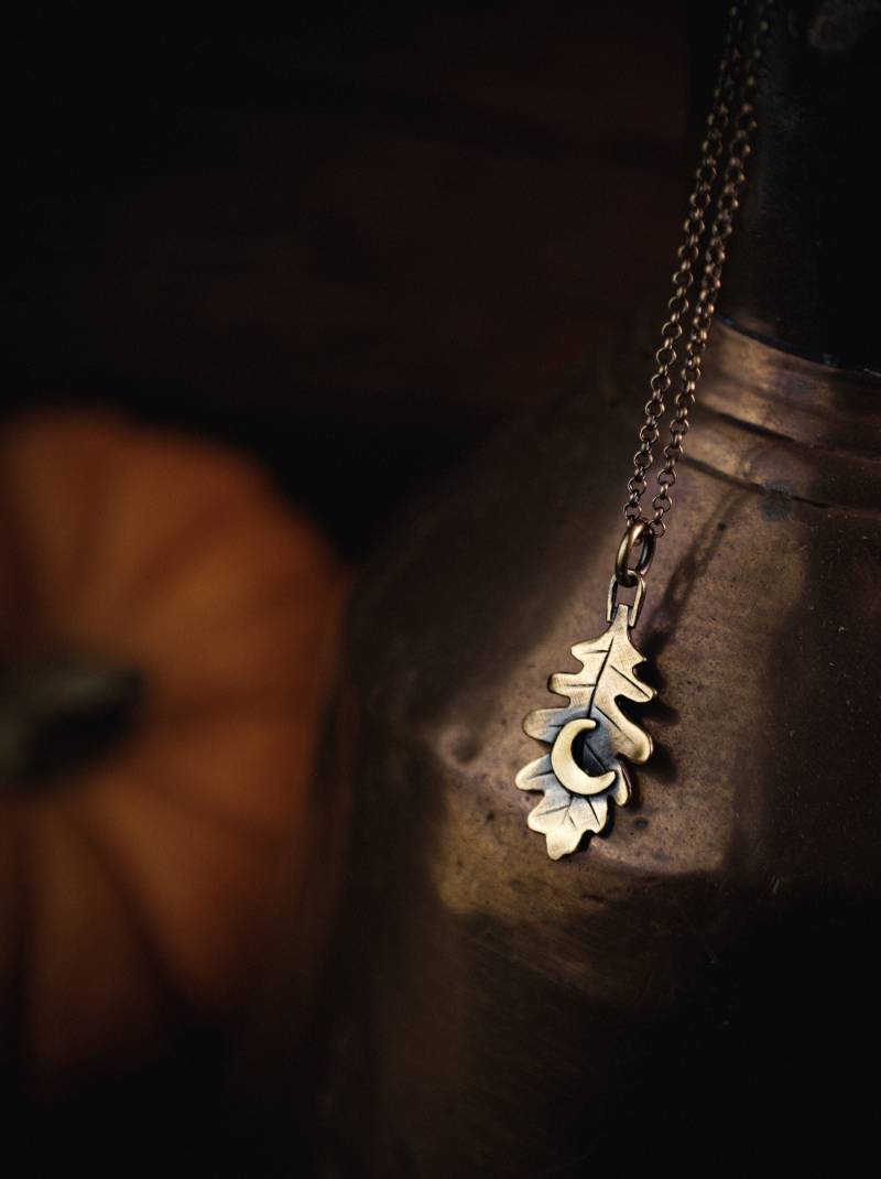 Kleiner Eichenblatt Anhänger Aus Messing Mit Mond Detail Magisch Herbst von PARAFYNE