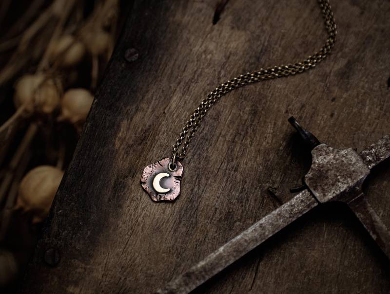 Kleiner Kupfer Anhänger Mit Messing Mond Nugget Magisch Hexe Kleiner Kupfer Anhänger Mit Messing Mond Nugget Magisch Hexe von PARAFYNE