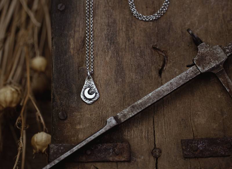 Kleiner Mond Anhänger Aus Sterlingsilber Magisch Rustikal Retikuliert von PARAFYNE