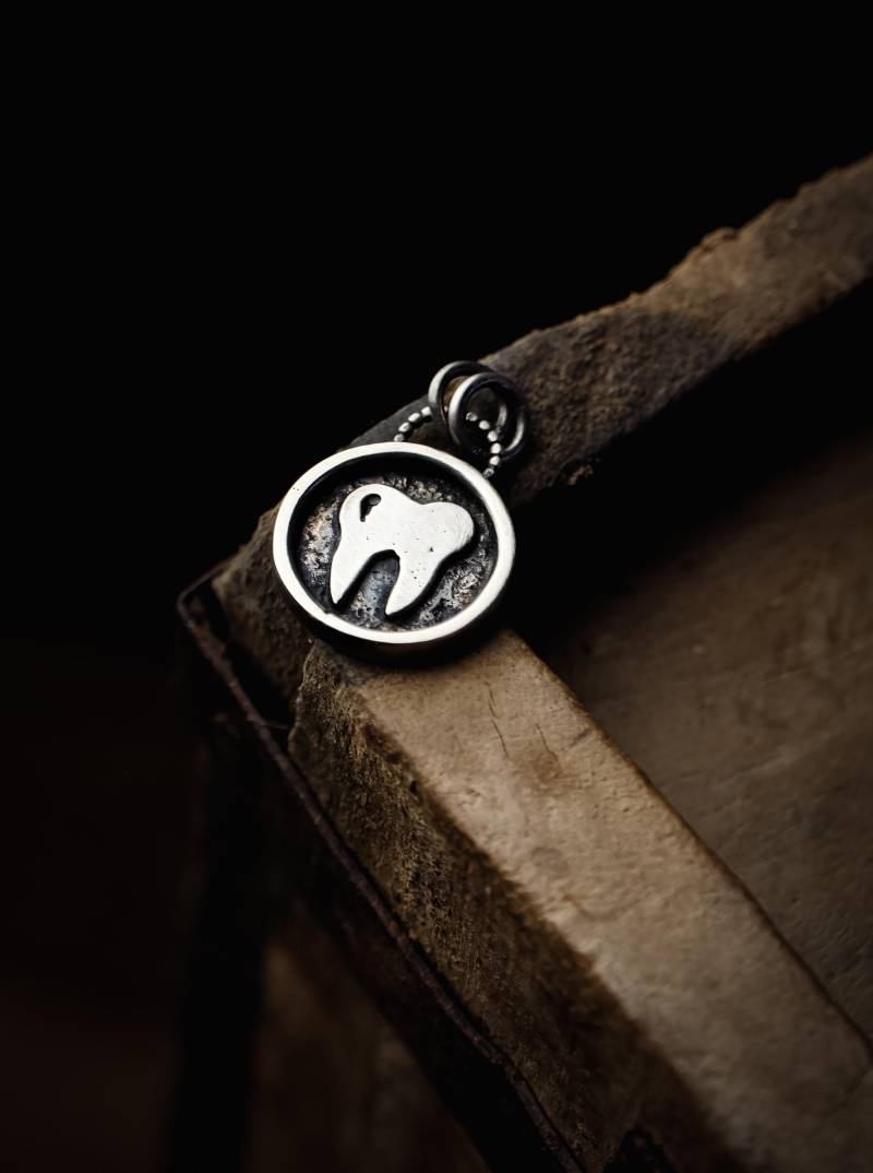 Kleiner Silberanhänger „Zahn" Handgefertigte Kuriosität Aus Massivem Silber Strukturiert & Einzigartig von PARAFYNE