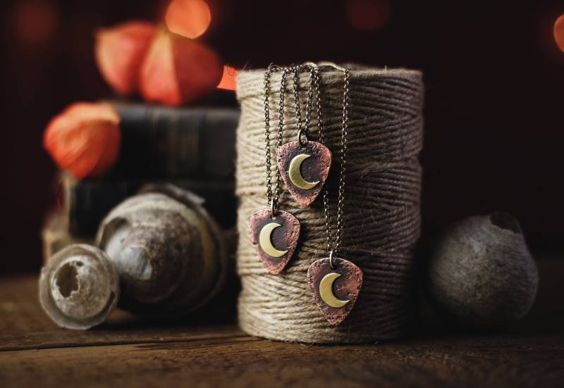 Kupfer-Plektrum Mit Halbmond Aus Messing Rustikal Magisch von PARAFYNE