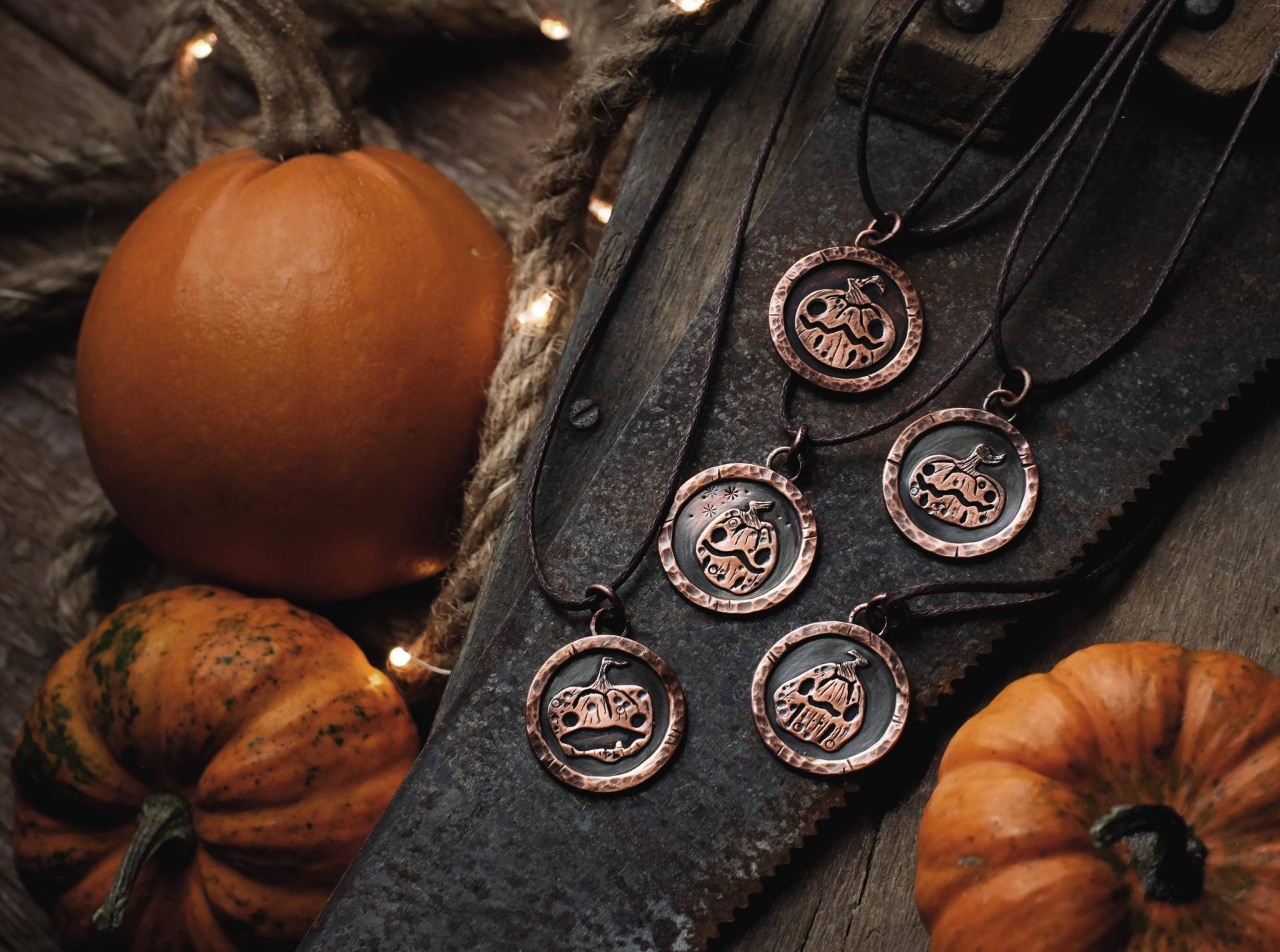 Limitierter Kupfer Kürbis Anhänger Handgefertigter Halloween Schmuck Rustikaler Herbstanhänger Handgemachter Kupferschmuck Limitierter Kupfer Kürbis Anhänger Handgefertigter Halloween Schmuck Rustikaler Herbstanhänger Handgemachter Kupferschmuck von PARAFYNE