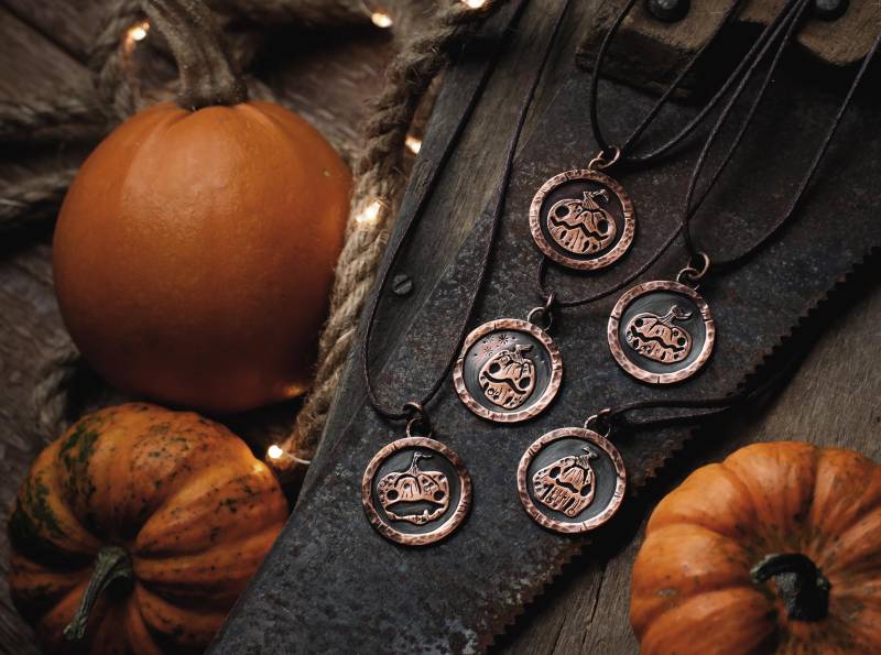 Limitierter Kupfer Kürbis Anhänger Handgefertigter Halloween Schmuck Rustikaler Herbstanhänger Handgemachter Kupferschmuck Limitierter Kupfer Kürbis Anhänger Handgefertigter Halloween Schmuck Rustikaler Herbstanhänger Handgemachter Kupferschmuck von PARAFYNE