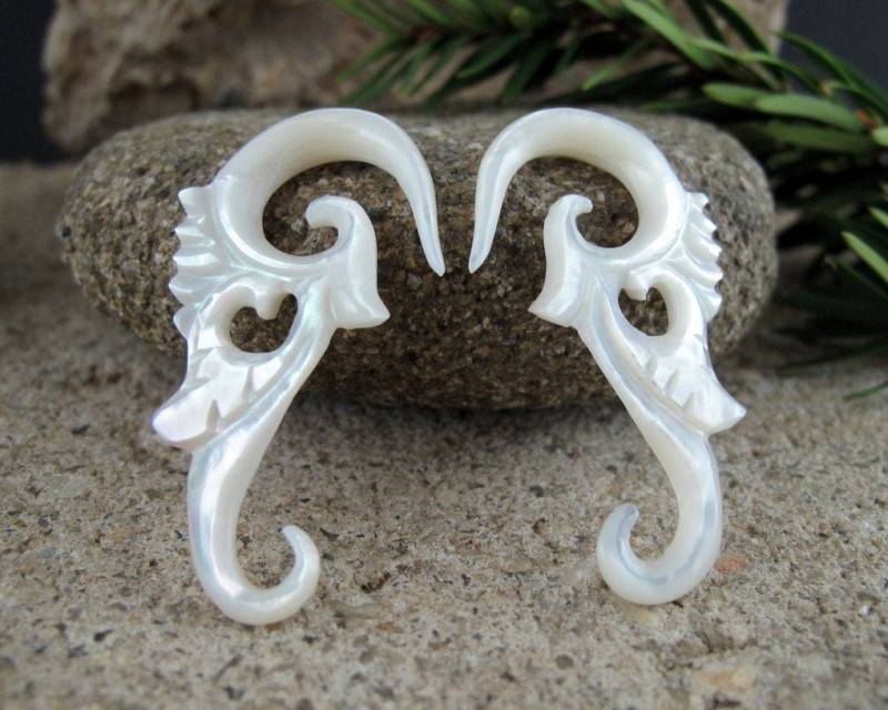 8G Geschnitzt Gelbe Perlmutt Ohr Messgerät, Stammes-Ohrring, Bio-Messgerät L1553 von PASIRPUTIH