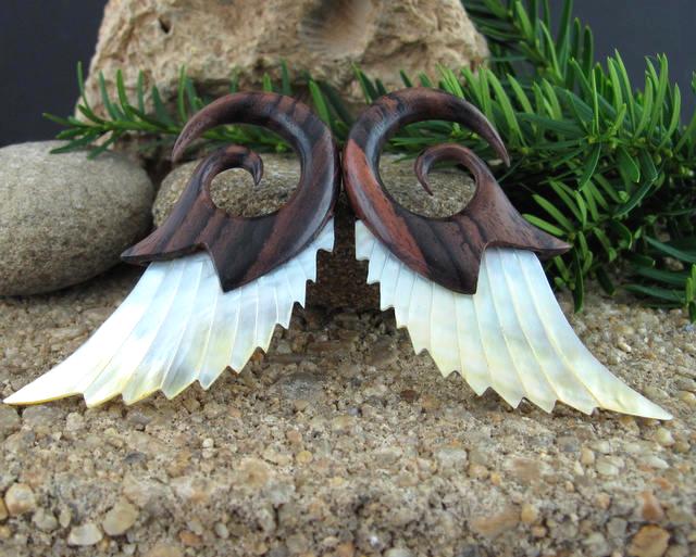 8G Real Gauge Geschnitztes Sono Holz Und Gelbes Perlmutt Ohr Gauge, Seraphim Organic Gauge L4070 von PASIRPUTIH