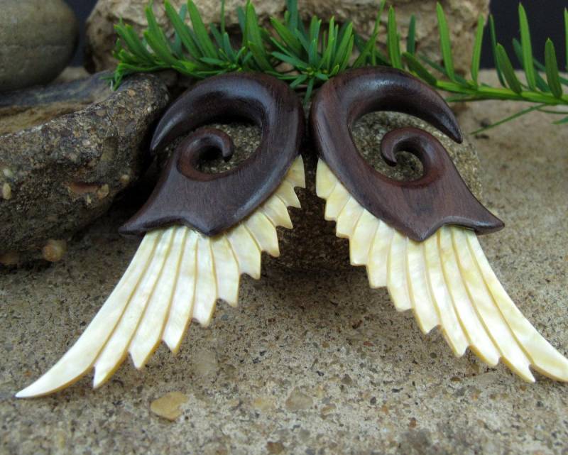 Echte Gauge Hand Geschnitztes Sono Holz Und Perlmutt Ohr Gauge, Seraphim Organic L4070 von PASIRPUTIH