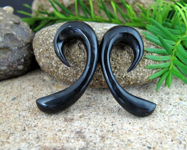 Ein Paar 00G | 10 Mm Hand Geschnitzt Buffalo Horn Ohr Messgerät, Einfache Haken, Stammes-Ohrring, Bio-Messgerät L4270 von PASIRPUTIH