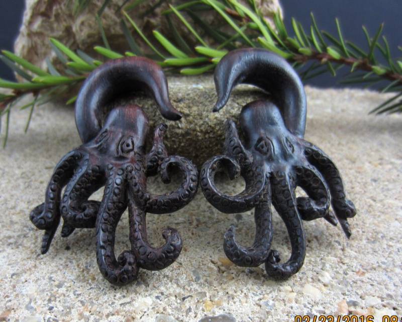 Ein Paar 00G - 10 Mm Hand Geschnitzte Oktopus , Sabo Holz Ohr Gauge, Körperschmuck L2203 von PASIRPUTIH