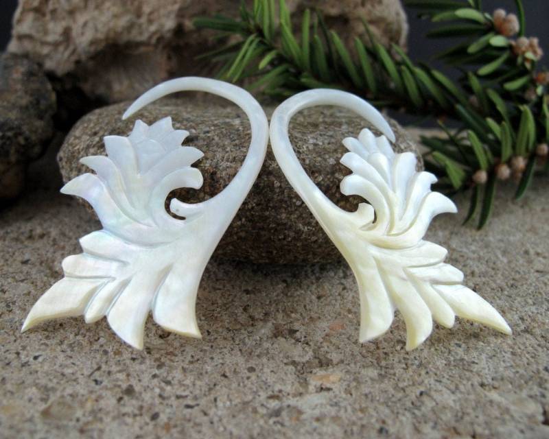 Ein Paar 10G Hand Geschnitzt Eperlmutt, Hochzeit Messgeräte, Bio, Körperschmuck L2266 von PASIRPUTIH