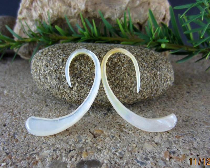 Ein Paar 12G - 2mm Hand Geschnitzt Gelbe Perlmutt, Echte Messgerät, Hochzeit Messgeräte, Bio, Körperschmuck L3124 von PASIRPUTIH