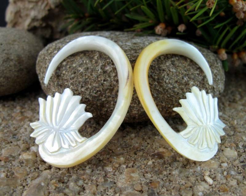 Ein Paar 4G-5mm Hand Geschnitzt Gelb Perlmutt, Lotus Gauge, Hochzeit Messgerät, Baumeln Ohr Natürlich Bio, L4506 von PASIRPUTIH