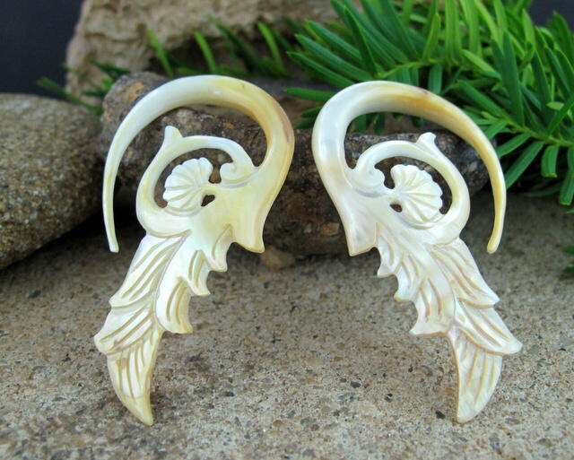 Ein Paar 4G Natürliche Perlmutt Gauge L4260 von PASIRPUTIH