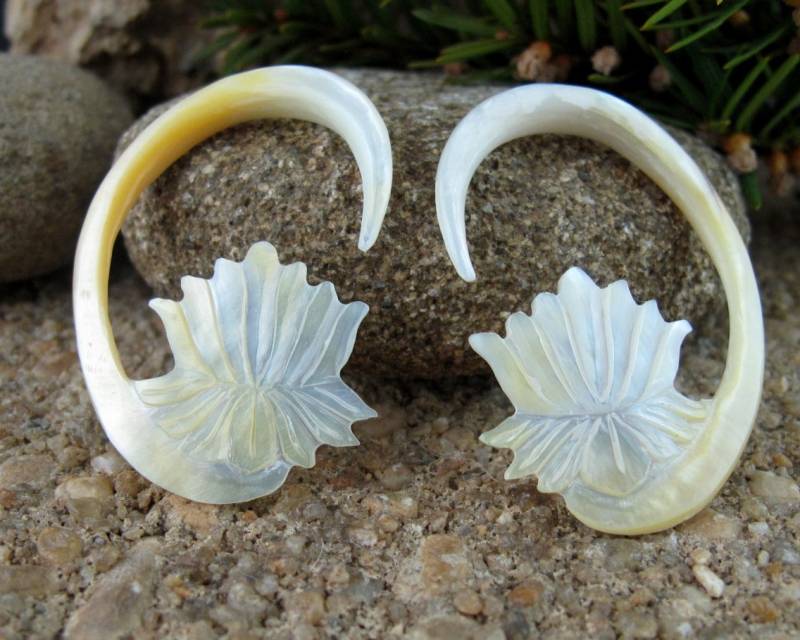 Ein Paar 6 G | 4 Mm Von Hand Geschnitzt Gelb Perlmutt, Lotus Gauge, Hochzeit Baumeln Ohr Gauge, Natürlich Bio L4506 von PASIRPUTIH