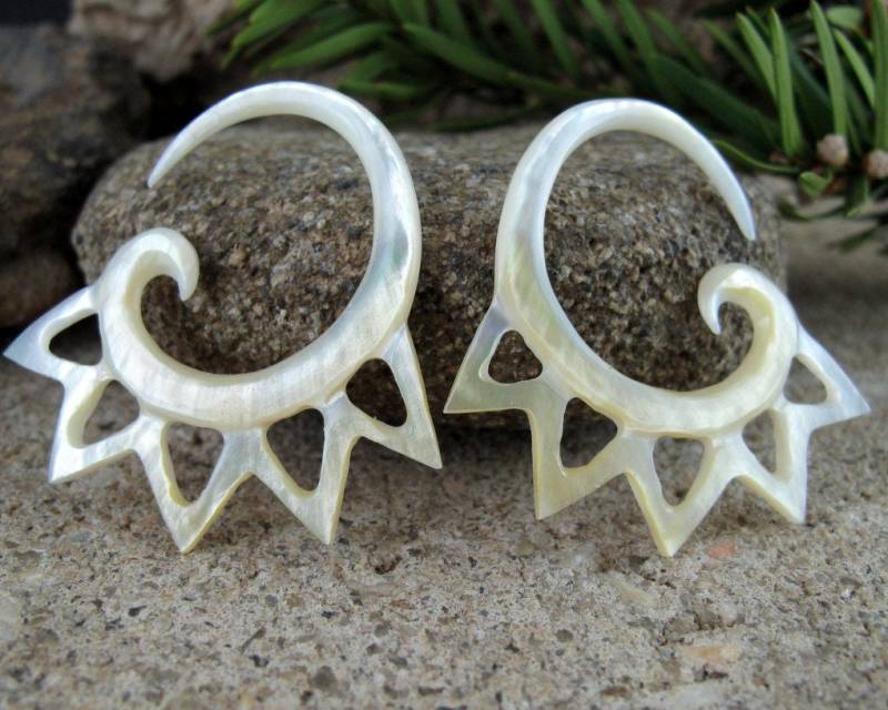 Ein Paar 8 G | 3 Mm Hand Geschnitzt Gelbe Perlmutt, Hochzeit Messgerät, Baumbild-Messgerät, Natürlich Organisch, L4237 von PASIRPUTIH