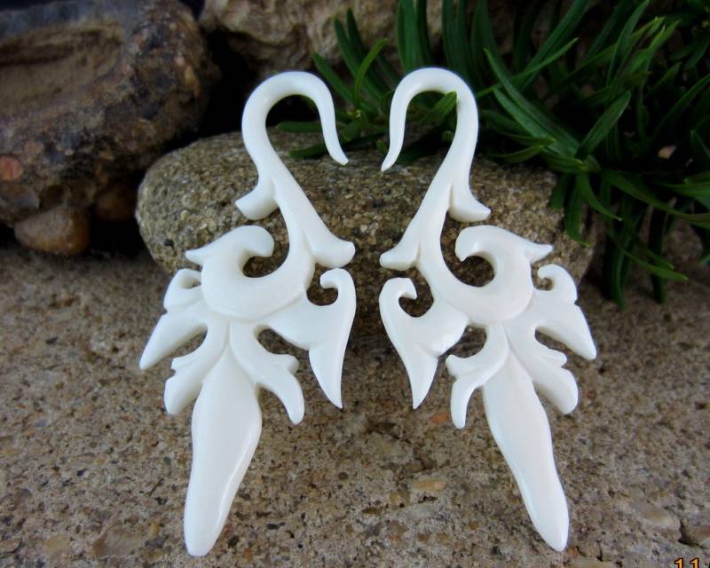 Ein Paar 8G - 3 Mm Geschnitzt Buffalo Knochen Messgerät, Bio-Messgerät, Körper Piercing L1934 von PASIRPUTIH