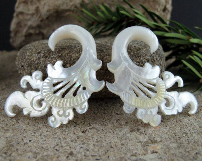 Ein Paar Der Wunderschön Geschnitzten 2 G | 6, 0mm Gelb Perlmutt Stammes Ohrhaken Gauge, Bio Gauge Ohrringe L4236 von PASIRPUTIH