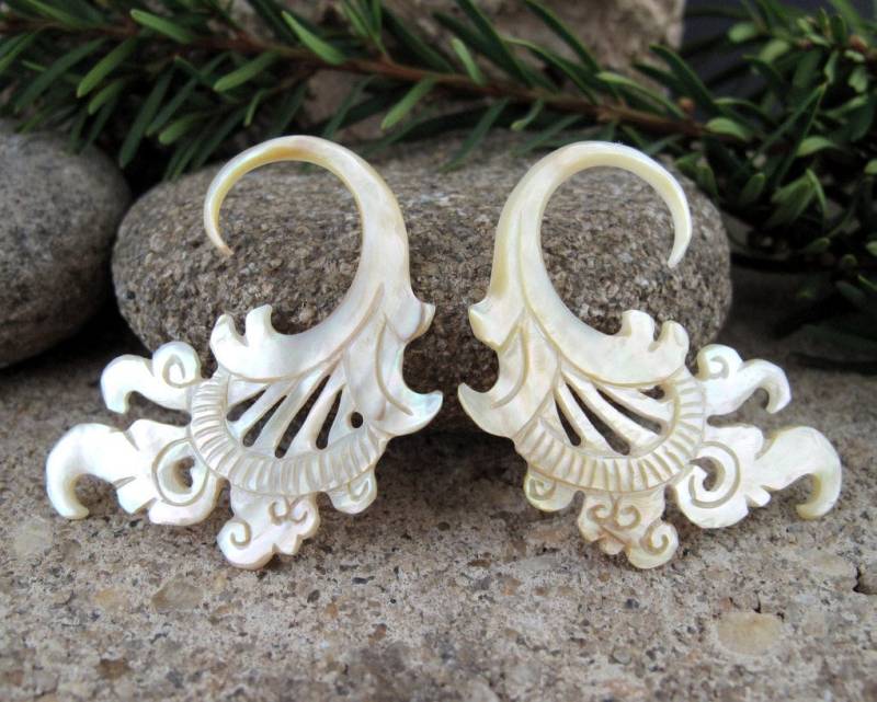 Ein Paar Schön Geschnitzt 10G | 2, 5 Mm Gelbe Perlmutt Stammes Ohr Haken Messgerät, Bio-Messgerät Ohrringe L4236 von PASIRPUTIH