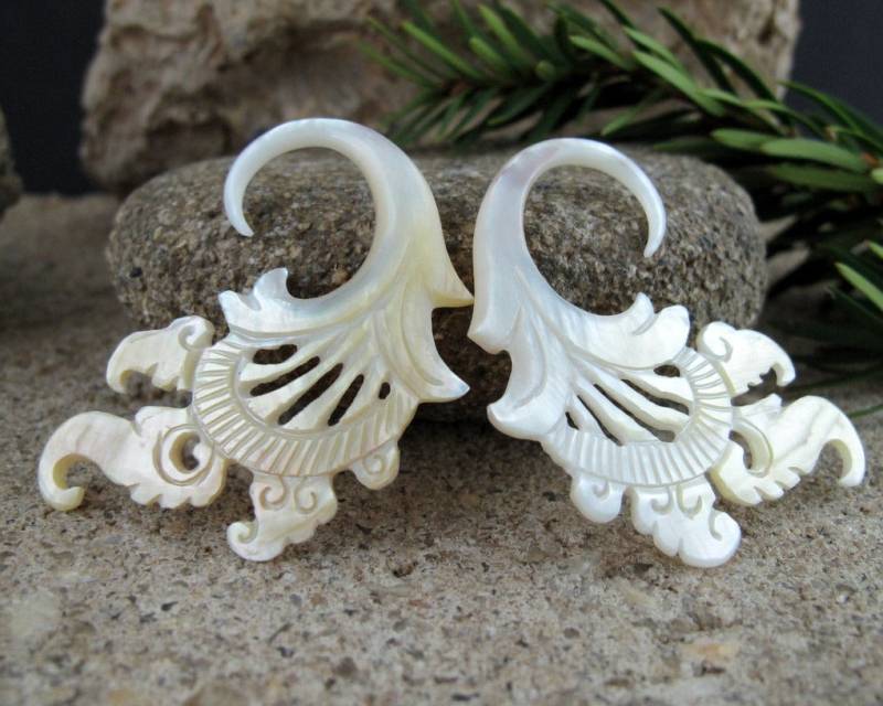 Ein Paar Schön Geschnitzt 8G | 3, 2 Mm Gelbe Perlmutt Stammes Ohr Haken Messgerät, Bio-Messgerät Ohrringe L4236 von PASIRPUTIH