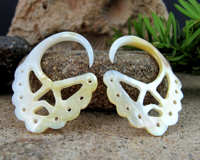 Paar 6G-4mm Hand Geschnitzt Gelbe Perlmutt, Hochzeit Messgeräte, Bio, Körperschmuck L4250 von PASIRPUTIH