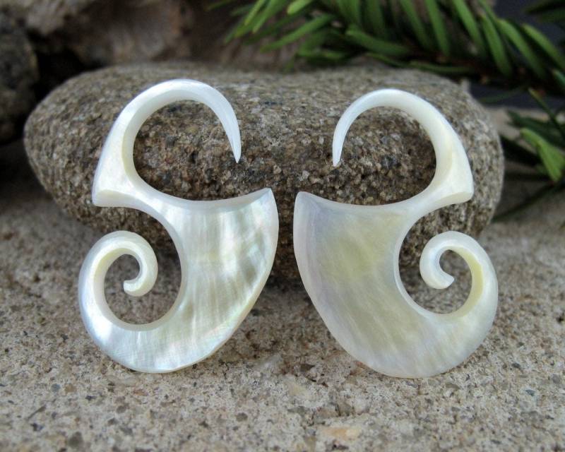 Paar Schön Geschnitzt 10G | 2, 4 Mm Gelbe Perlmutt Stammes-Messgerät, Echte Spurweite, Bio-Messgerät Ohrringe L4239 von PASIRPUTIH