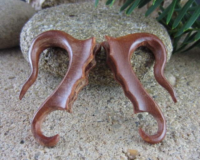 Sale 15 % Rabatt Code Take15 Verwenden Ein Paar Von 2G Geschnitzte Sono Holz Ohrringe, Bio-Messgerät, Body Piercing-Schmuck L1880 von PASIRPUTIH