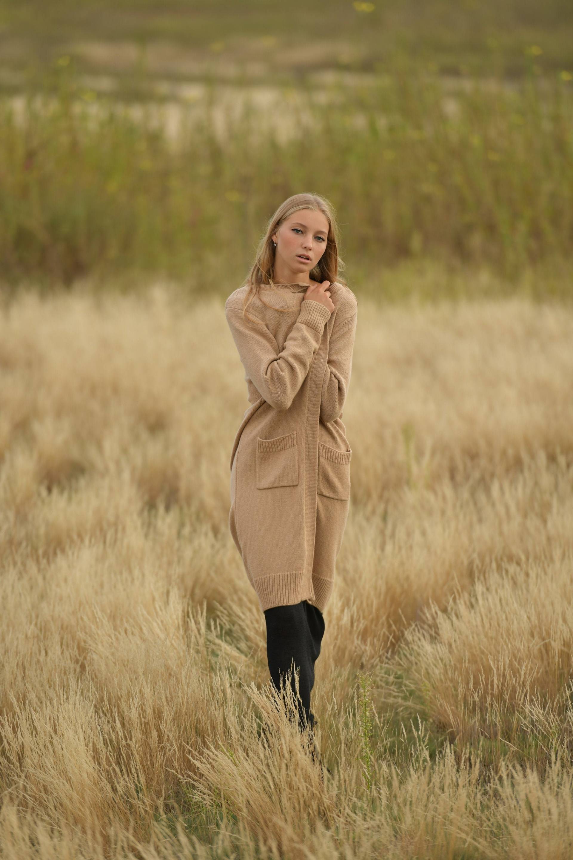 Basic Maxi Langer Beige Mantel, Offene Vorderseite Handgestrickt Alpaka Cardigan von PASMAdesign
