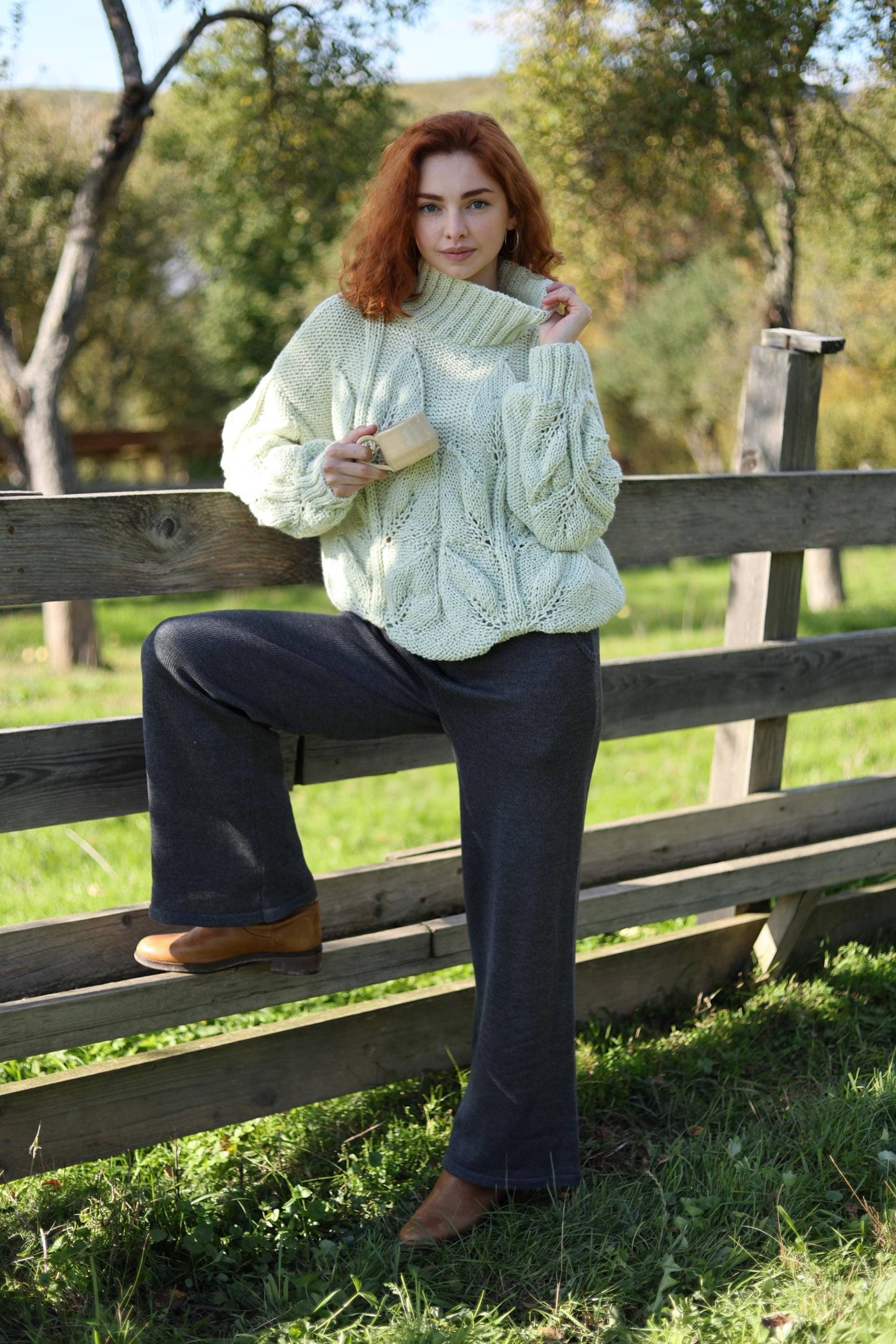 Mint Openwork Handgestrickter Pullover Aus Merinowolle Rollkragen Spitze Strickpullover Zopfmuster Elegant Pastellgrün Frühling Häkelpullover von PASMAdesign